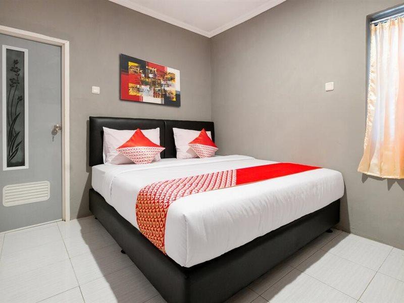 Crown Near Tugu Mitra Reddoorz Hotel