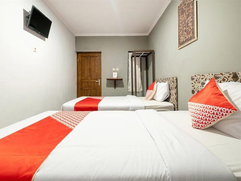 Crown Near Tugu Mitra Reddoorz Yogyakarta