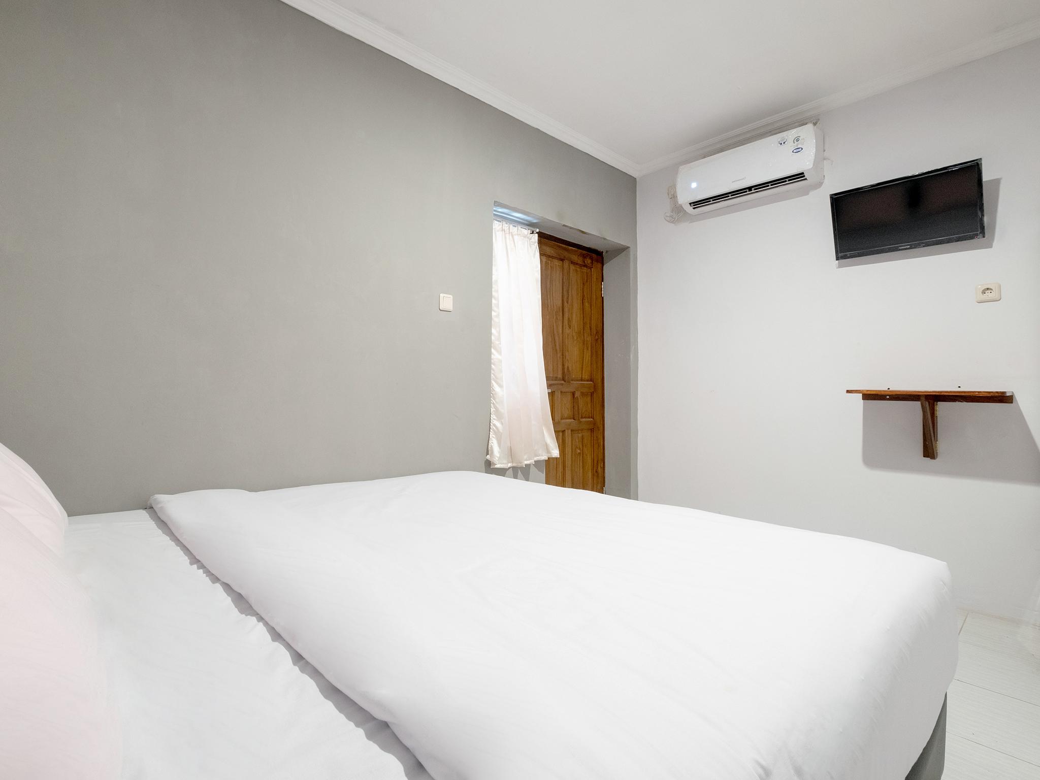 Crown Near Tugu Mitra Reddoorz