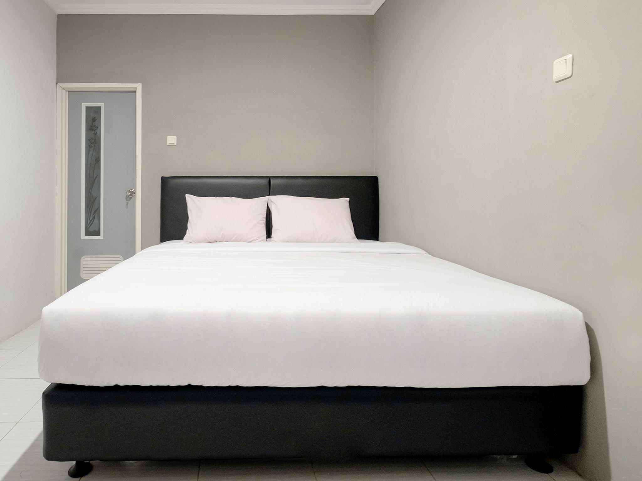 Hotel Crown Near Tugu Mitra Reddoorz Yogyakarta