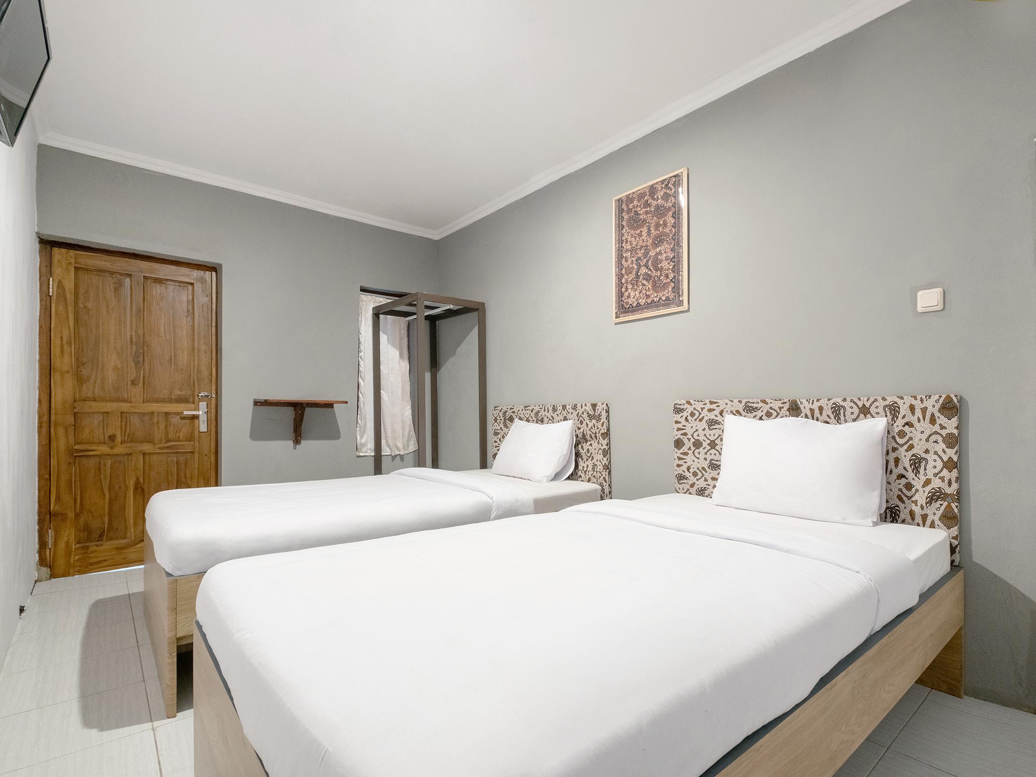 Crown Near Tugu Mitra Reddoorz Hotel Yogyakarta