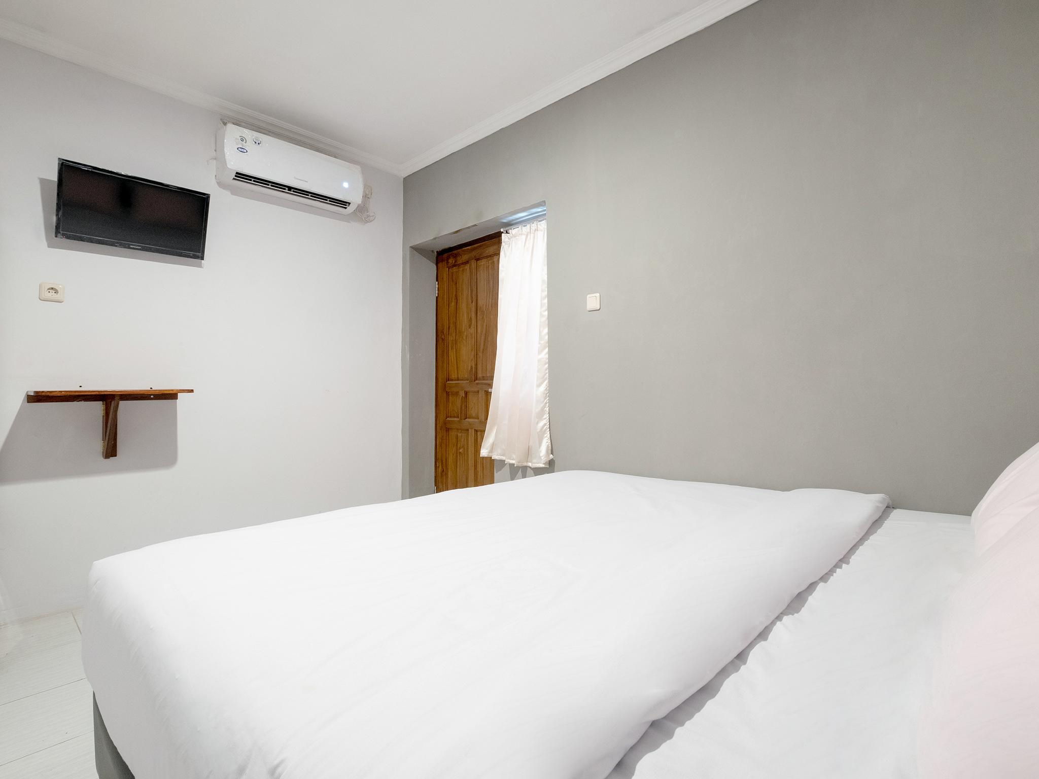 Crown Near Tugu Mitra Reddoorz Yogyakarta