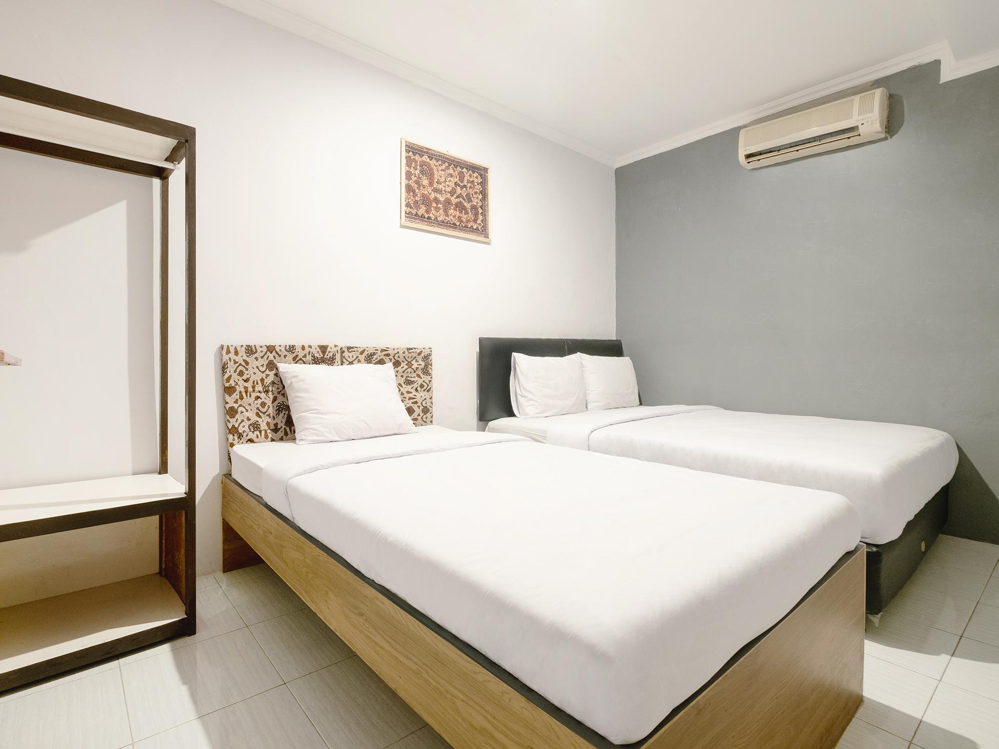 Hotel Crown Near Tugu Mitra Reddoorz