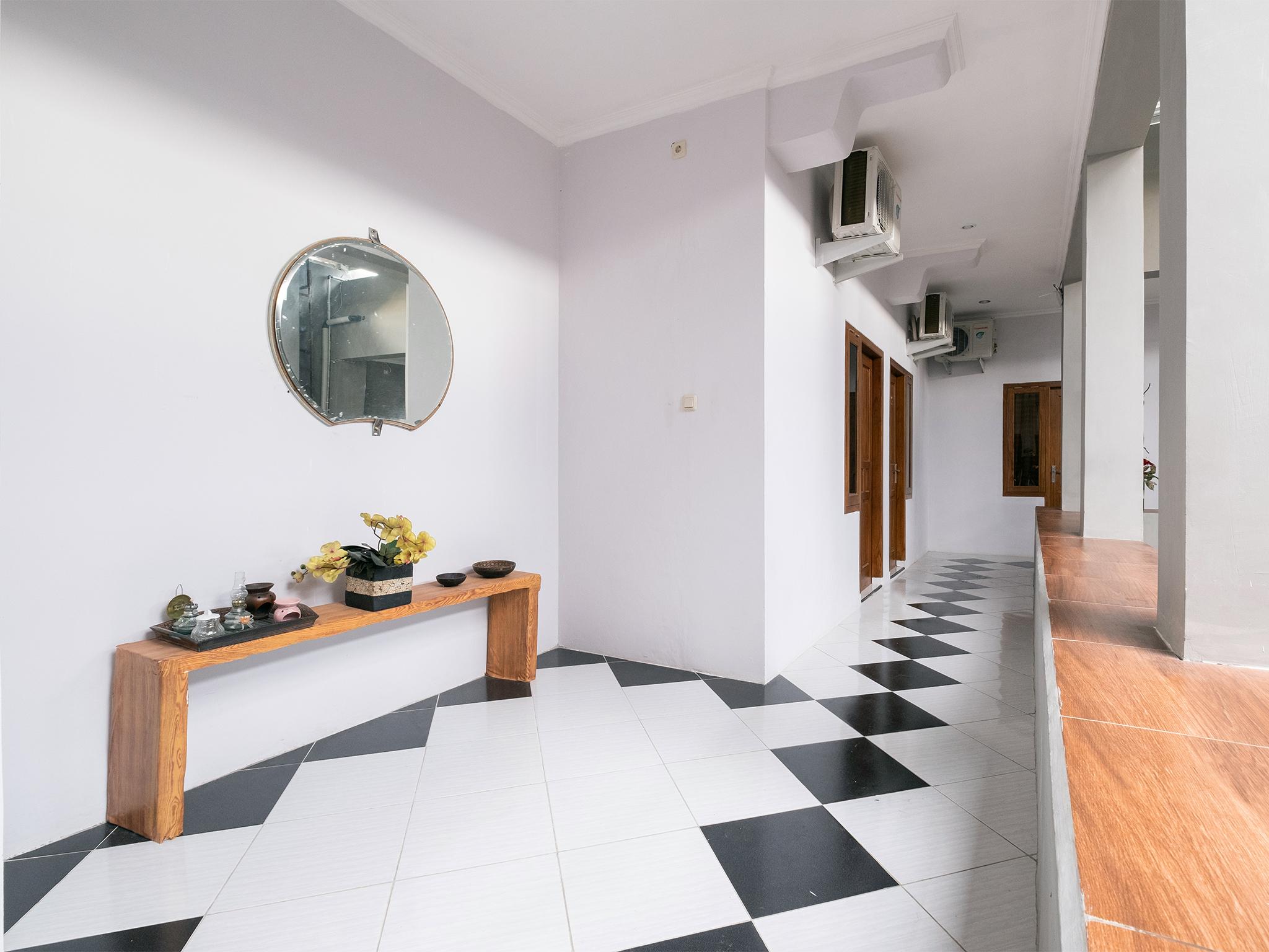 Hotel Crown Near Tugu Mitra Reddoorz