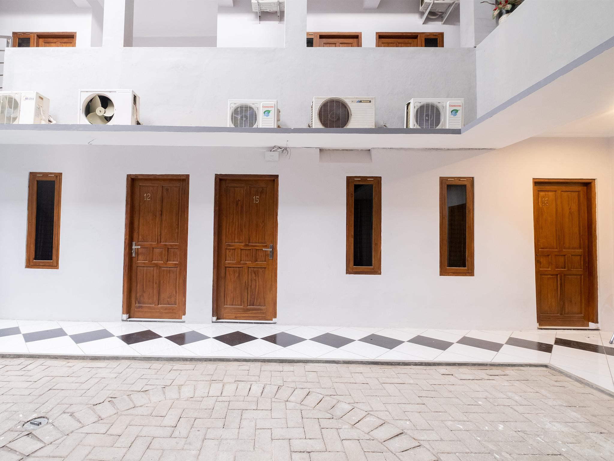 Crown Near Tugu Mitra Reddoorz Hotel Yogyakarta