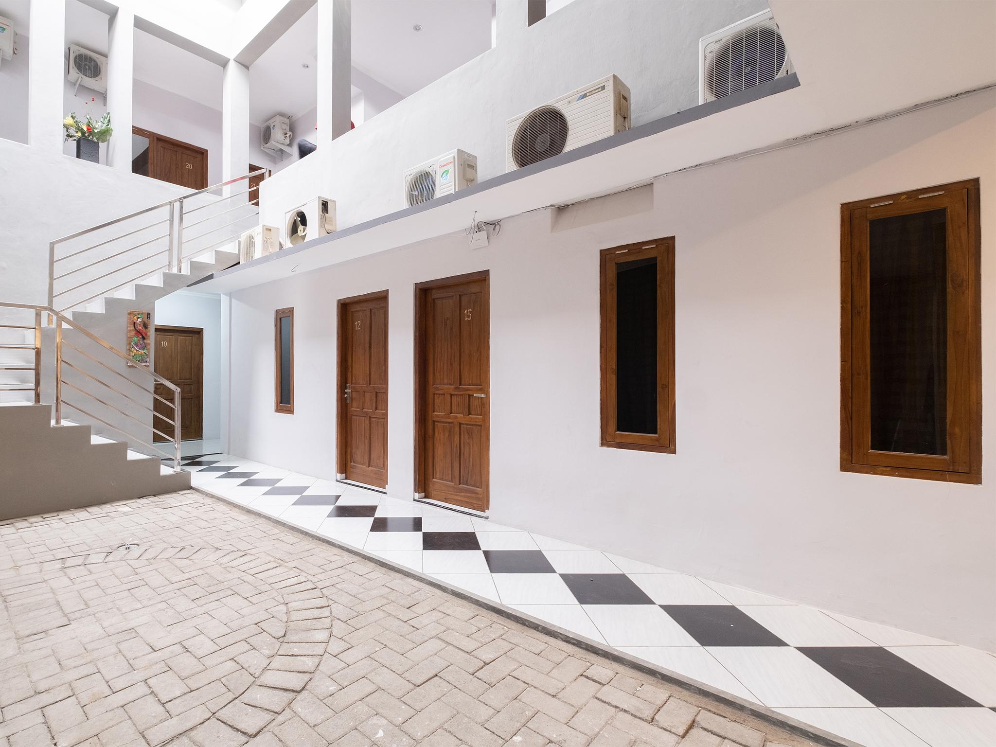 Hotel Crown Near Tugu Mitra Reddoorz