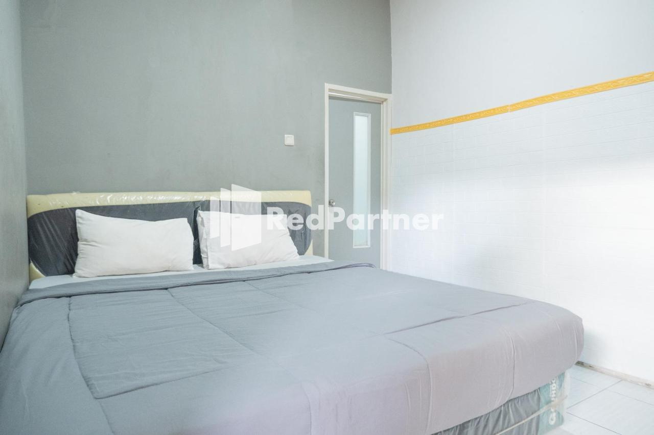 Hotel Crown Near Tugu Mitra Reddoorz 2*