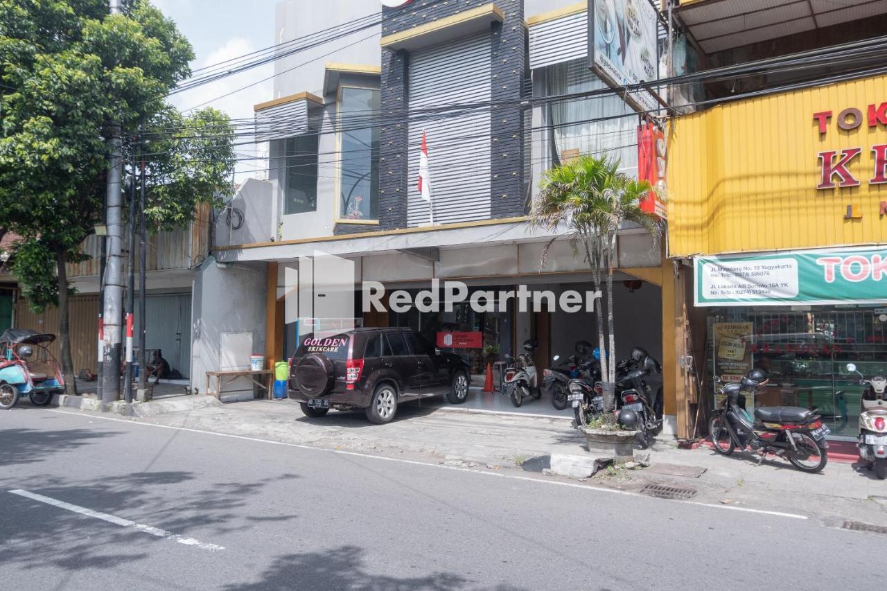 Crown Near Tugu Mitra Reddoorz 2*