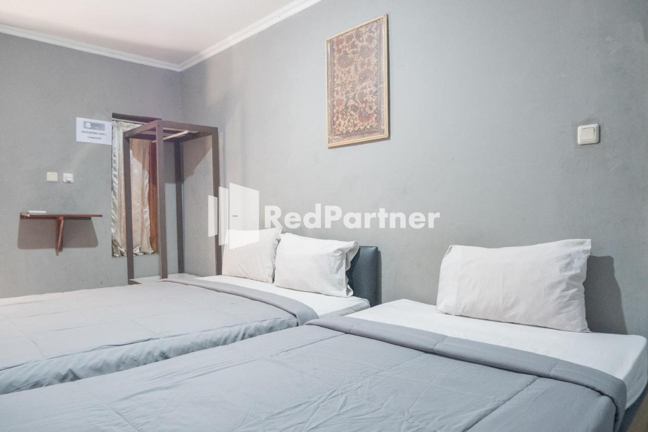 Crown Near Tugu Mitra Reddoorz Hotel