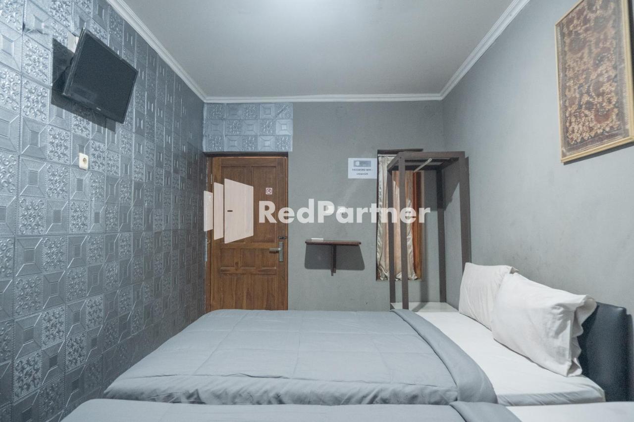 Crown Near Tugu Mitra Reddoorz Hotel 2*